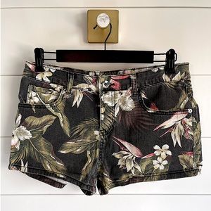 BILLABONG Black Hawaiian Pattern Denim Shorts Sz 28- Like New Condition